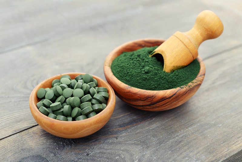 En plus de prévenir les «trois effets», quel est le rôle de la poudre de spiruline?